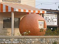 Replica of a giant orange stand in Riverside